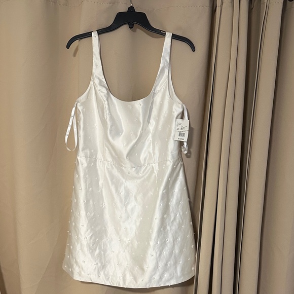 Elegant White Sleeveless Pearl Dress - Picture 1 of 9